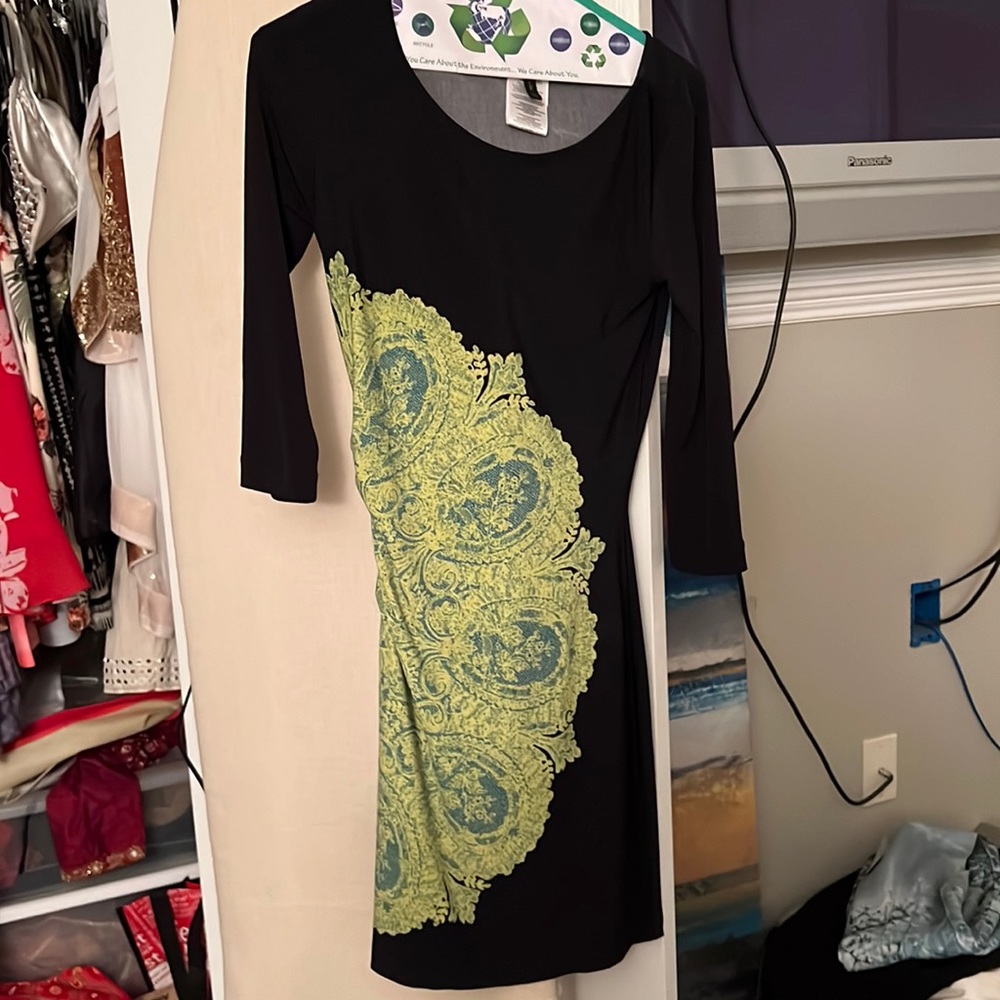 Beautiful design form fitting midi dress BCBG maxaria